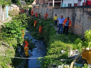 Começa ação de limpeza em igarapé a pedido de Everton Assis