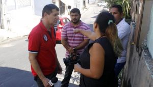 Roberto Sabino ouve pedidos dos moradores bairro São Francisco