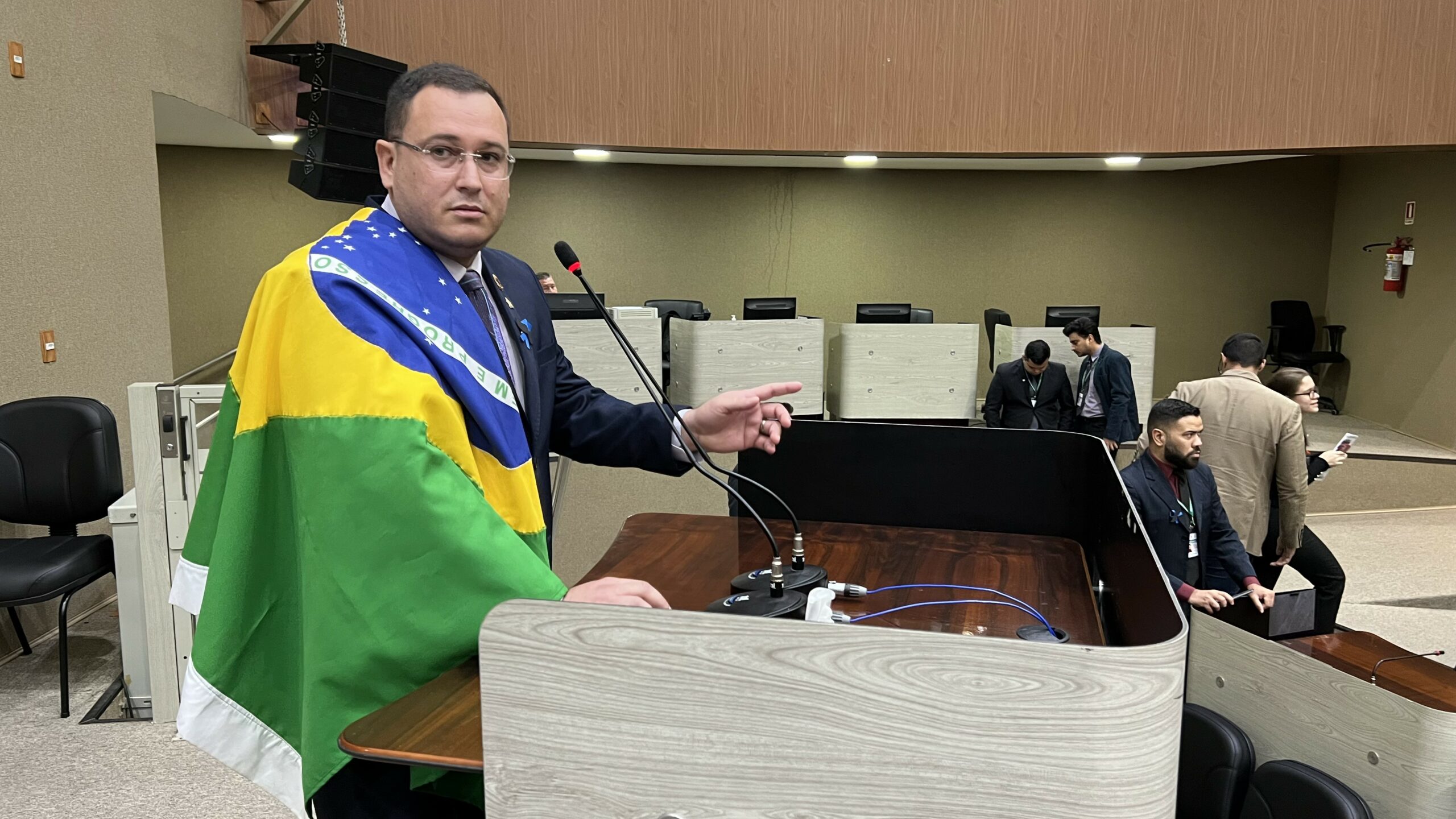 Com bandeira no Plenario scaled