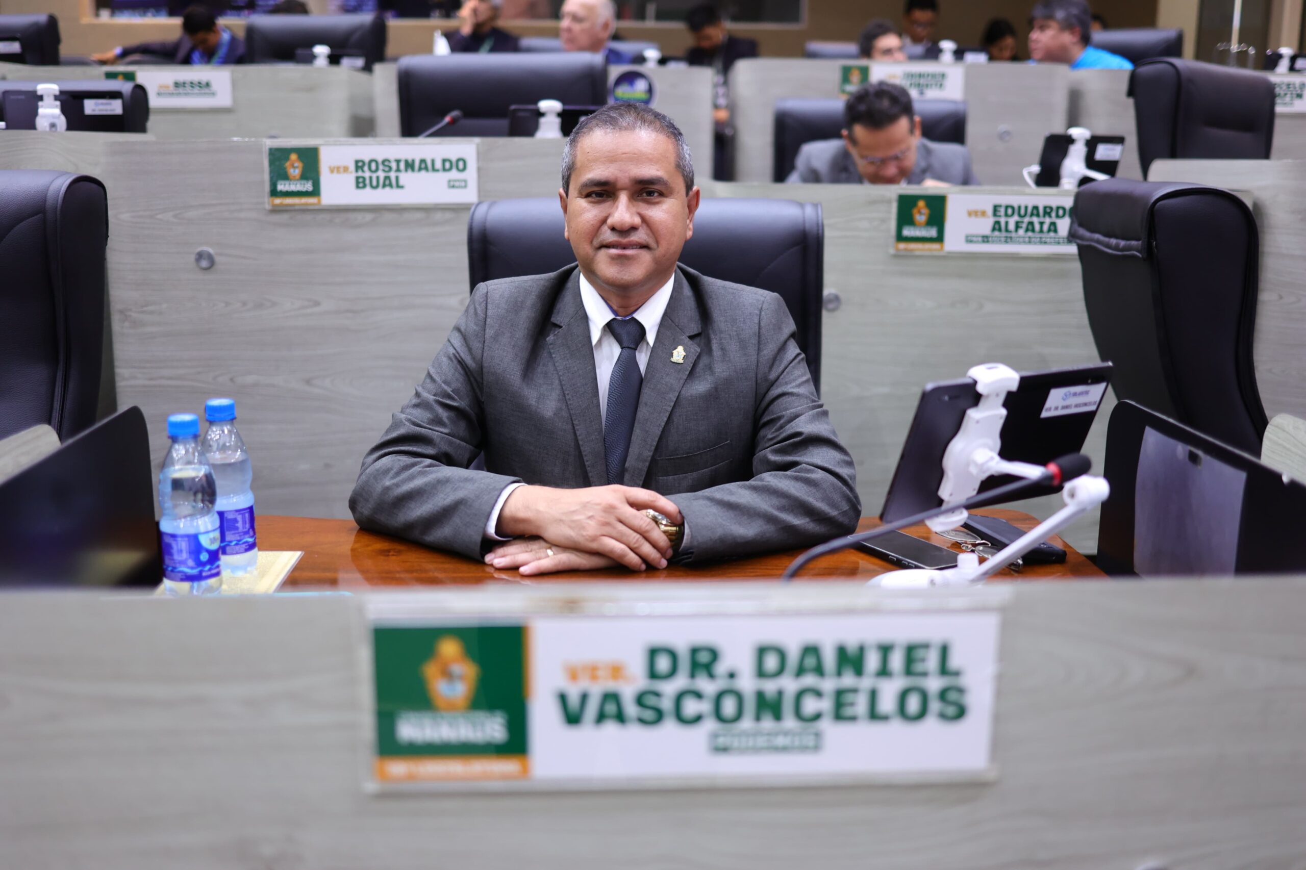 Projeto de Dr. Daniel Vasconcelos para incentivar doação de livros a organizações sociais é aprovado