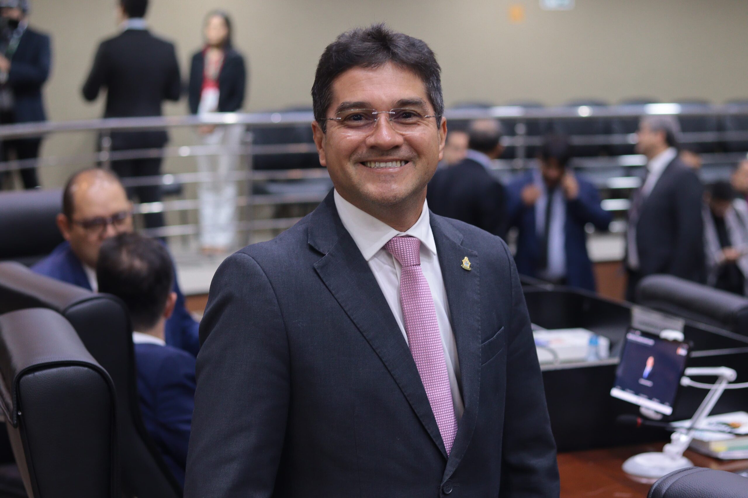 PL de Jander Lobato para garantir acesso a banheiros e fraldários em farmácias de Manaus é aprovado