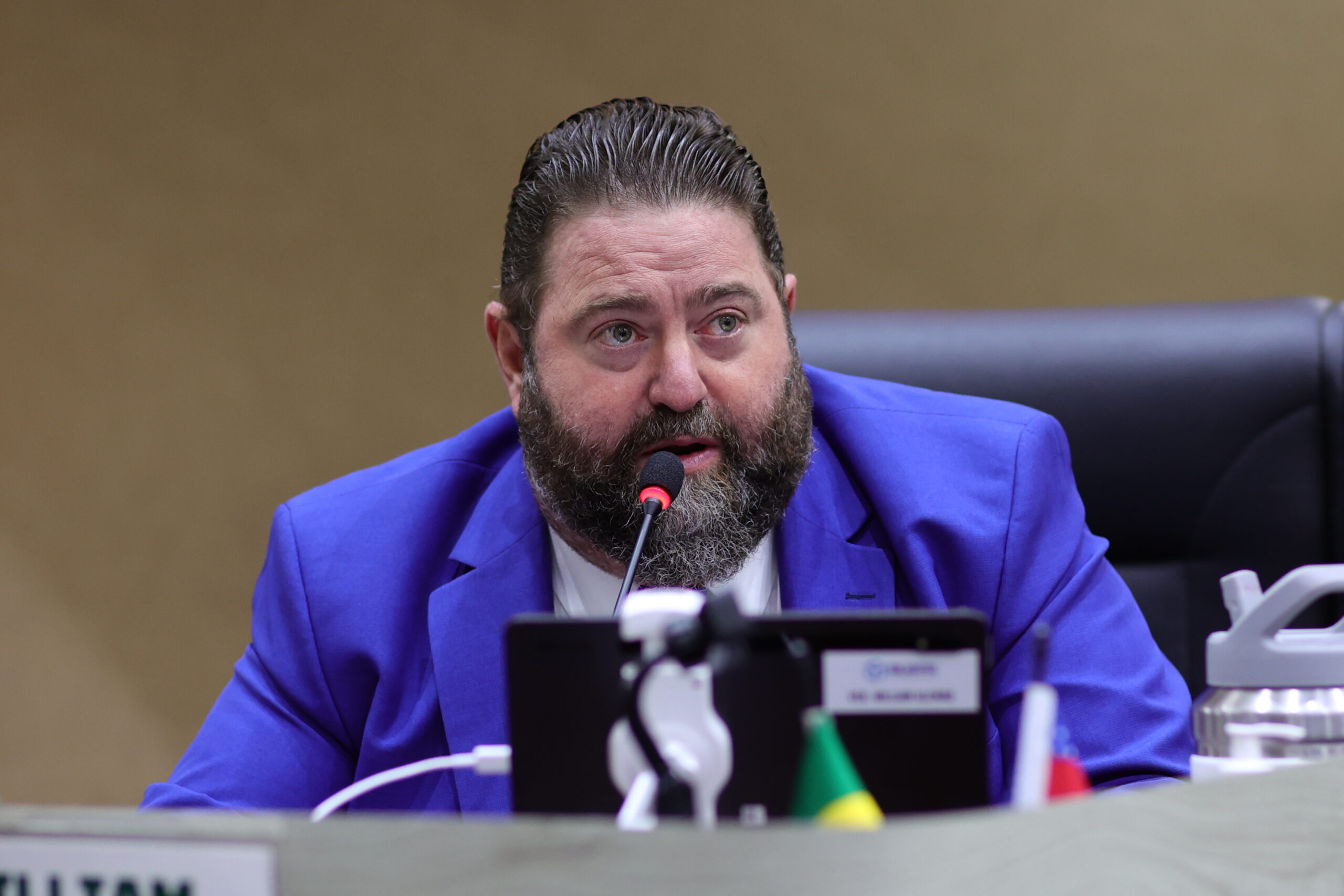 William Alemão critica gestão municipal por atraso no envio da mensagem sobre data-base da saúde