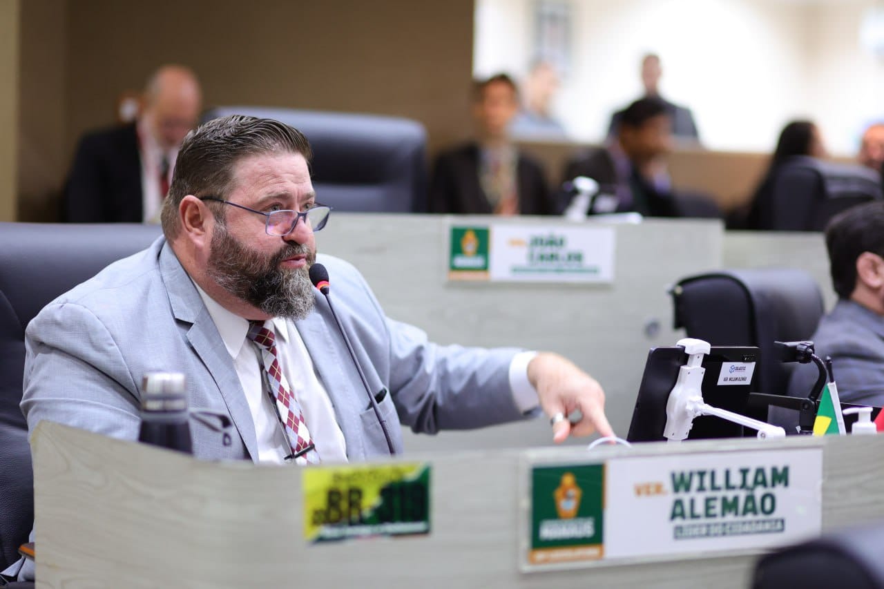 Vereador William Alemão cobra explicações sobre atraso na reforma da feira do Santo Antônio