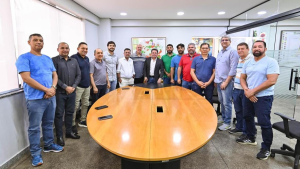 Vereador Carlos Pai Amado durante reunião com o vice-governador - Foto: Divulgação/Assessoria