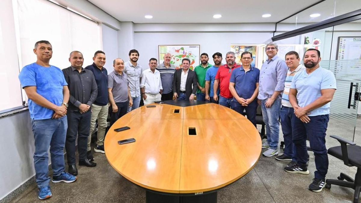 Vereador Carlos Pai Amado durante reunião com o vice-governador - Foto: Divulgação/Assessoria