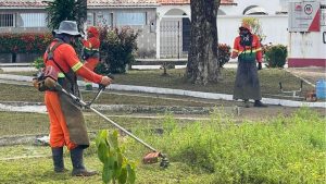 Praça do Parque Dez recebe limpeza após pedido do vereador Gilmar Nascimento - Foto: Divulgação/Assessoria