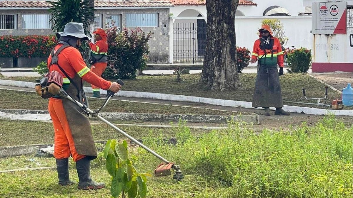 Praça do Parque Dez recebe limpeza após pedido do vereador Gilmar Nascimento - Foto: Divulgação/Assessoria