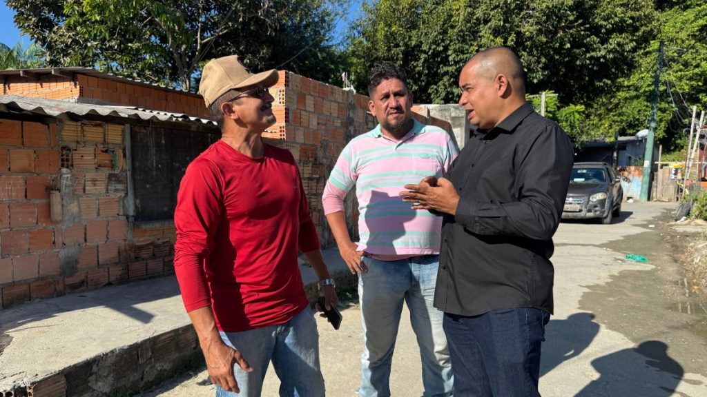 Parlamentar visitou as zonas Norte e Leste, onde ouviu moradores - Foto: Divulgação/Assessoria parlamentar