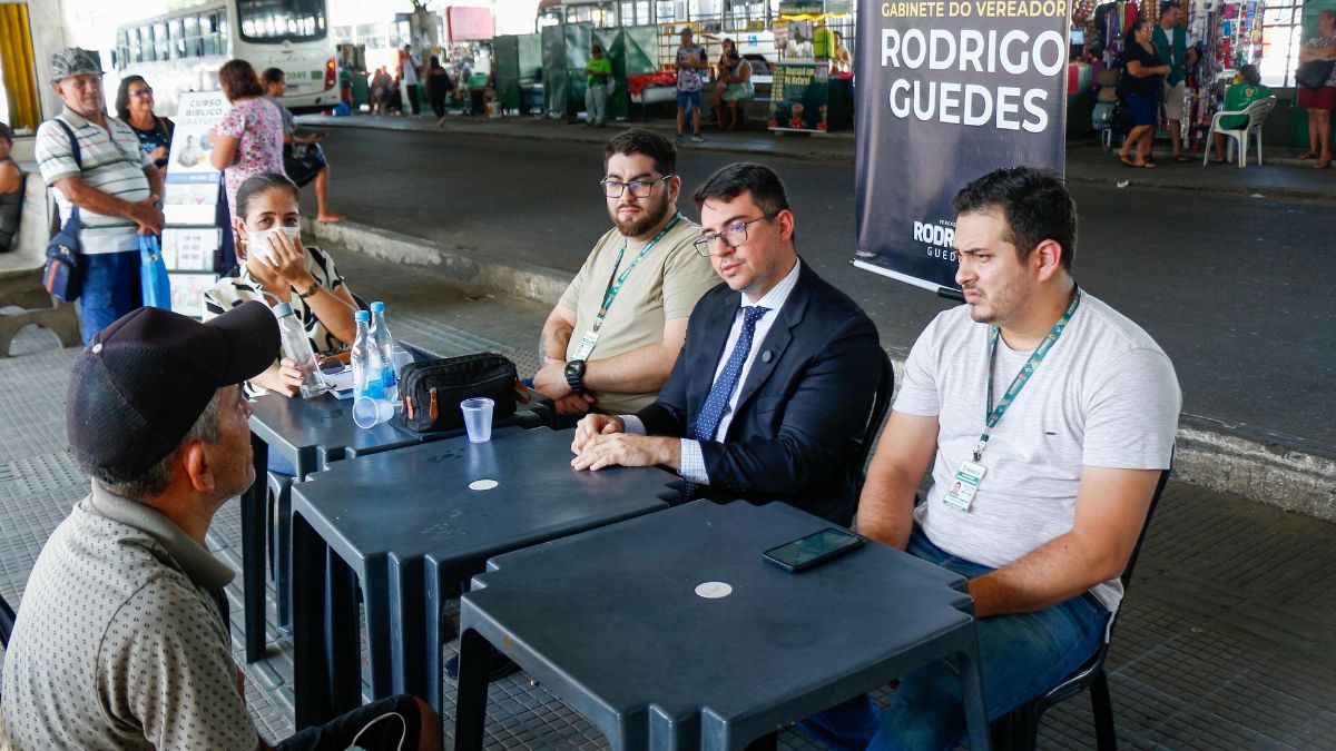 Rodrigo Guedes atende população no Terminal 3 durante recesso parlamentar em Manaus