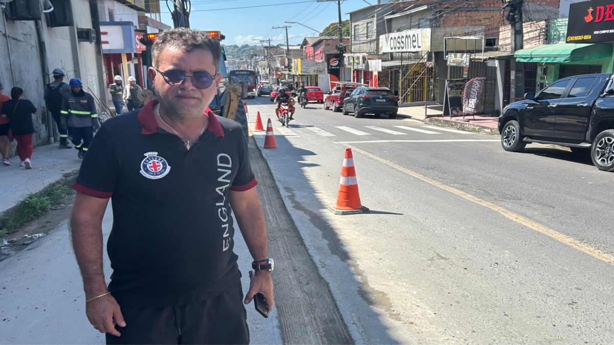 Raulzinho fiscaliza obras da Águas de Manaus no bairro Mutirão e cobra melhorias na qualidade do asfaltamento