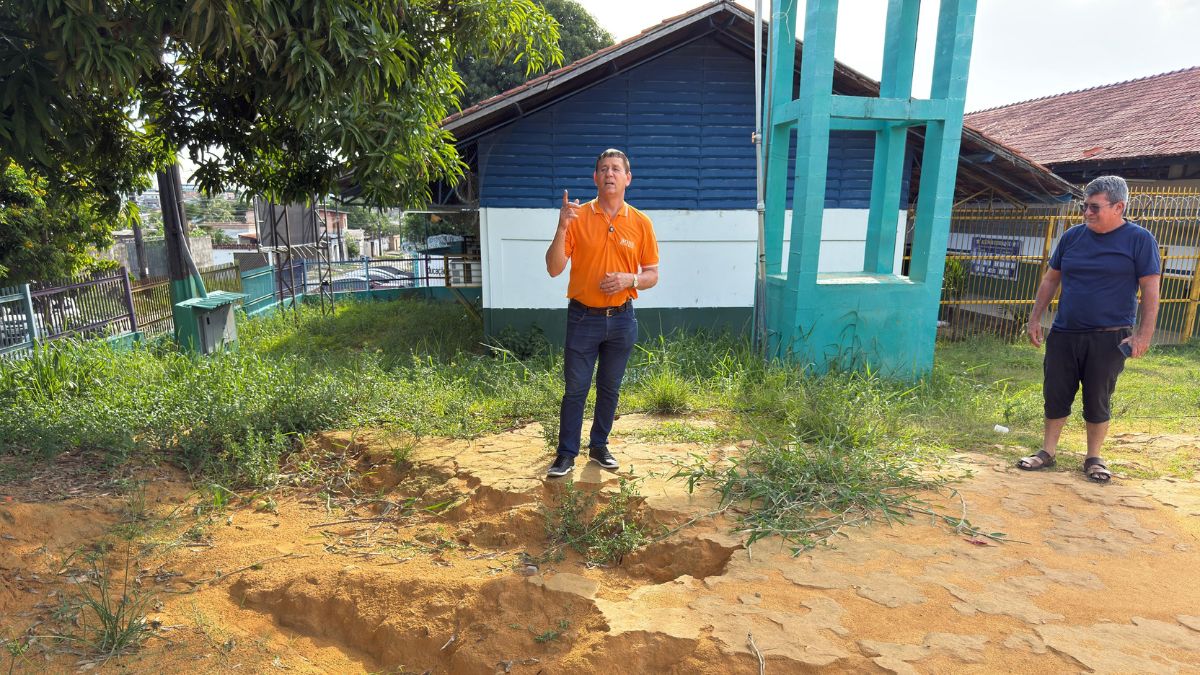 Roberto Sabino solicita recapeamento e limpeza de ruas no bairro Novo Aleixo