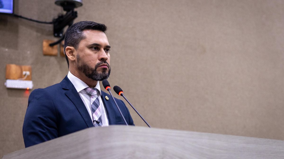 Paulo Tyrone questiona cobrança de camarotes em espaço público durante o #SouManaus