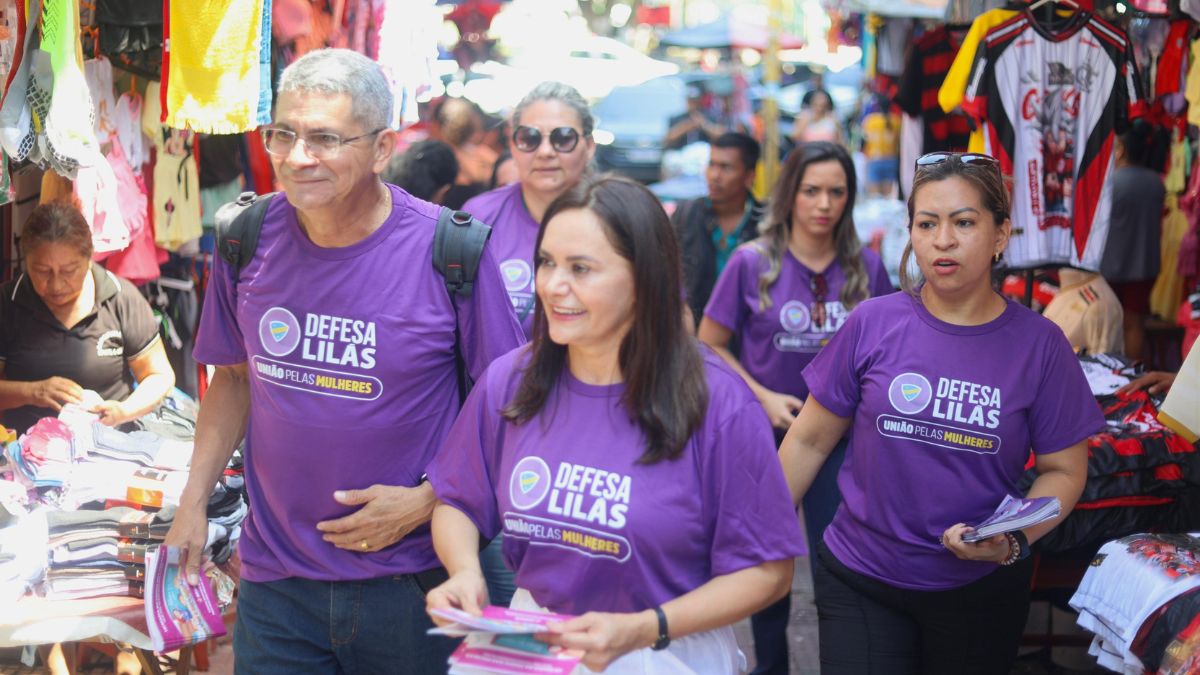 Agosto Lilás: Professora Jacqueline realiza panfletagem no Centro de Manaus