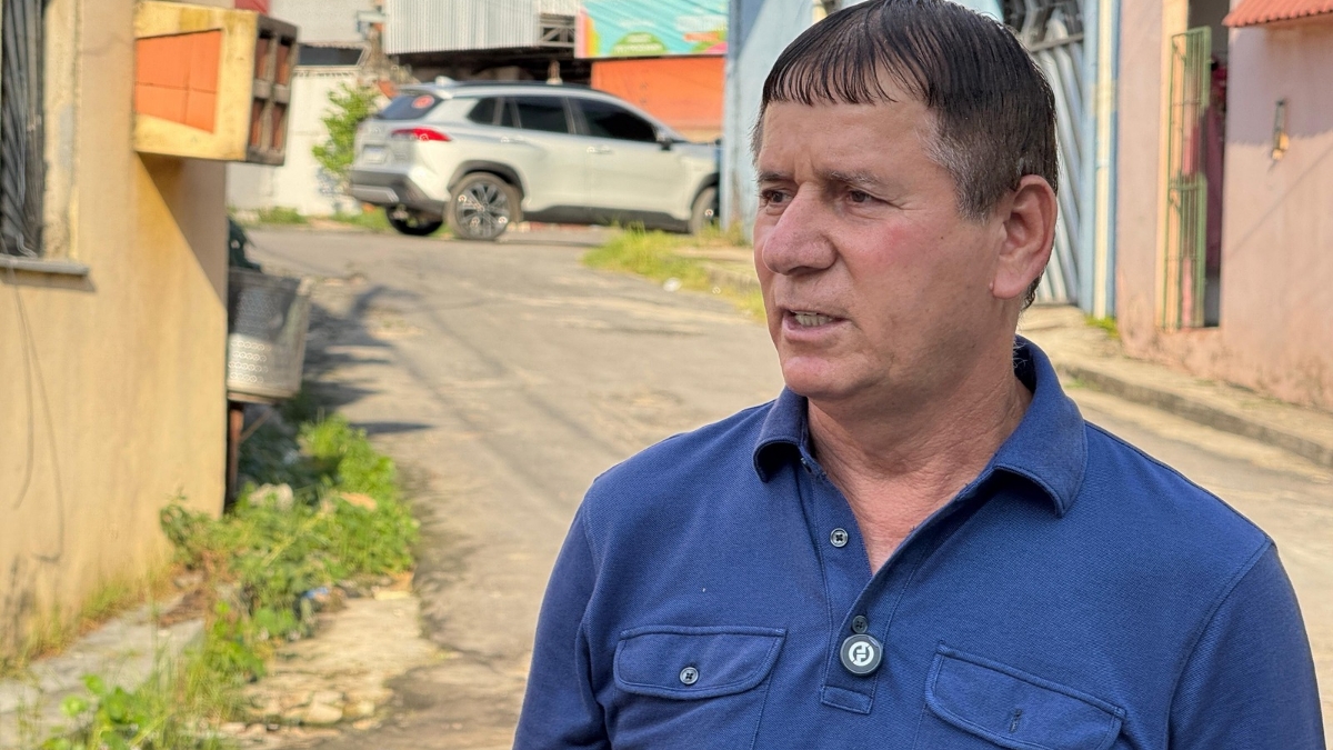 Roberto Sabino vai ao Cidade de Deus e solicita serviços de tapa-buracos e limpeza pública
