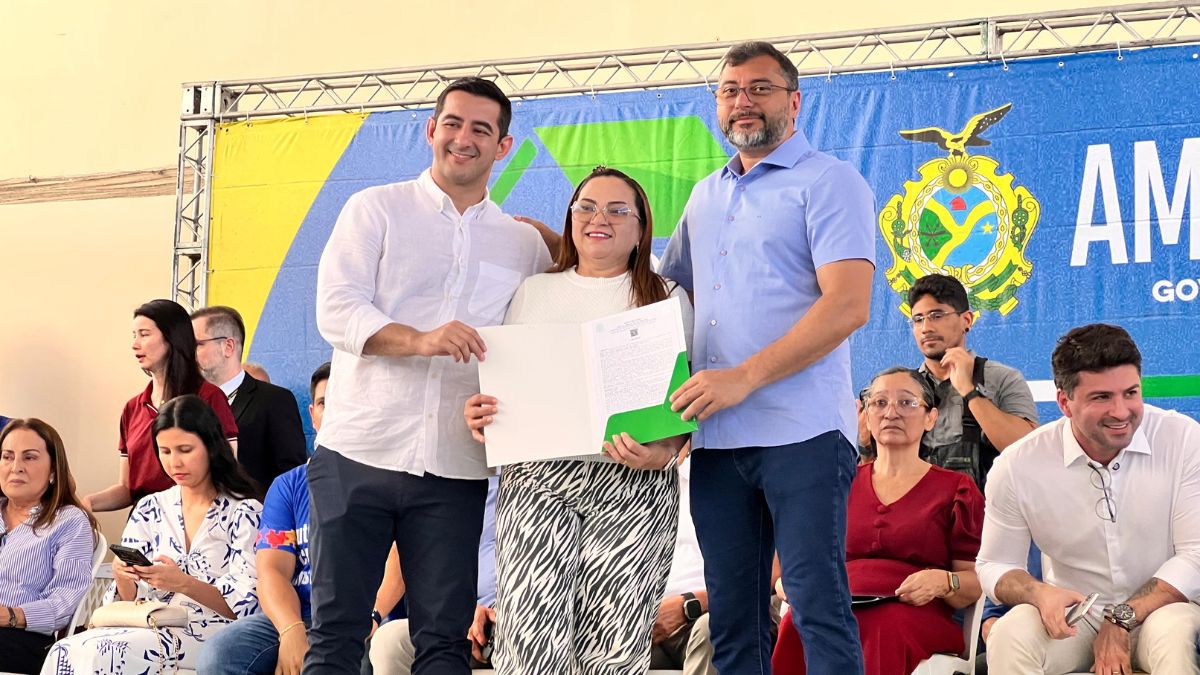 Saimon Bessa celebra entrega de títulos definitivos no Conjunto Carlos Braga