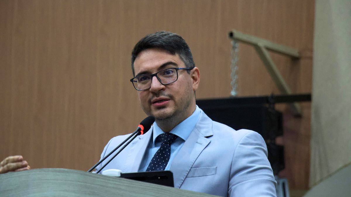 Rodrigo Guedes cobra mais fiscalização sobre serviços da Águas de Manaus e diz que empresa precisa ser multada por ‘estragos’ na cidade