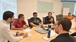 Vereador Raulzinho durante reunião com representantes da concessionária Águas de Manaus para tratar de melhorias nas obras de esgoto da zona Norte – Foto: Divulgação/Assessoria