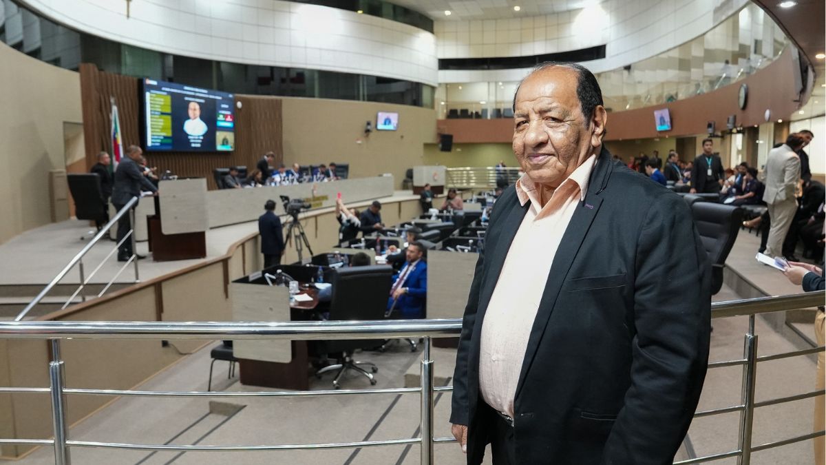 Câmara Municipal de Manaus homenageia servidor que completa 40 anos de serviço na instituição