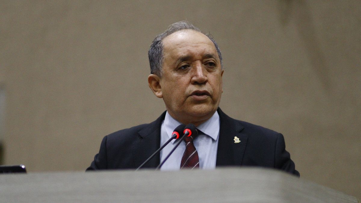 Professor Samuel quer garantir lei contra tampas desniveladas nas ruas