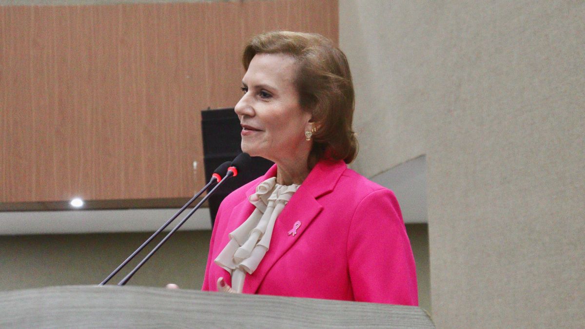 Yomara Lins homenageia professores durante Reunião Solene na CMM