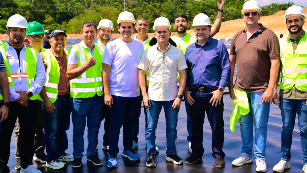 Vereador Eduardo Alfaia e demais parlamentares durante visita às obras do novo aterro sanitário - Foto: Casa Civil/Prefeitura de Manaus