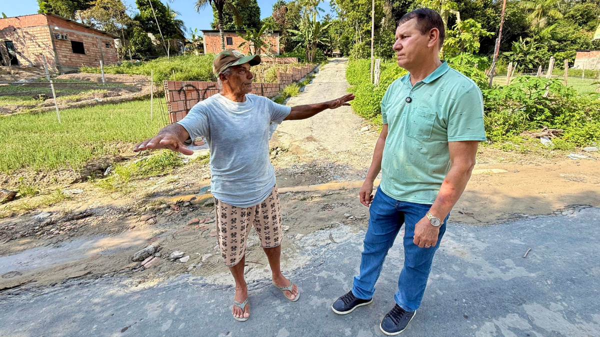 Roberto Sabino vai ao bairro Jorge Teixeira e solicita serviços de recapeamento e pavimentação