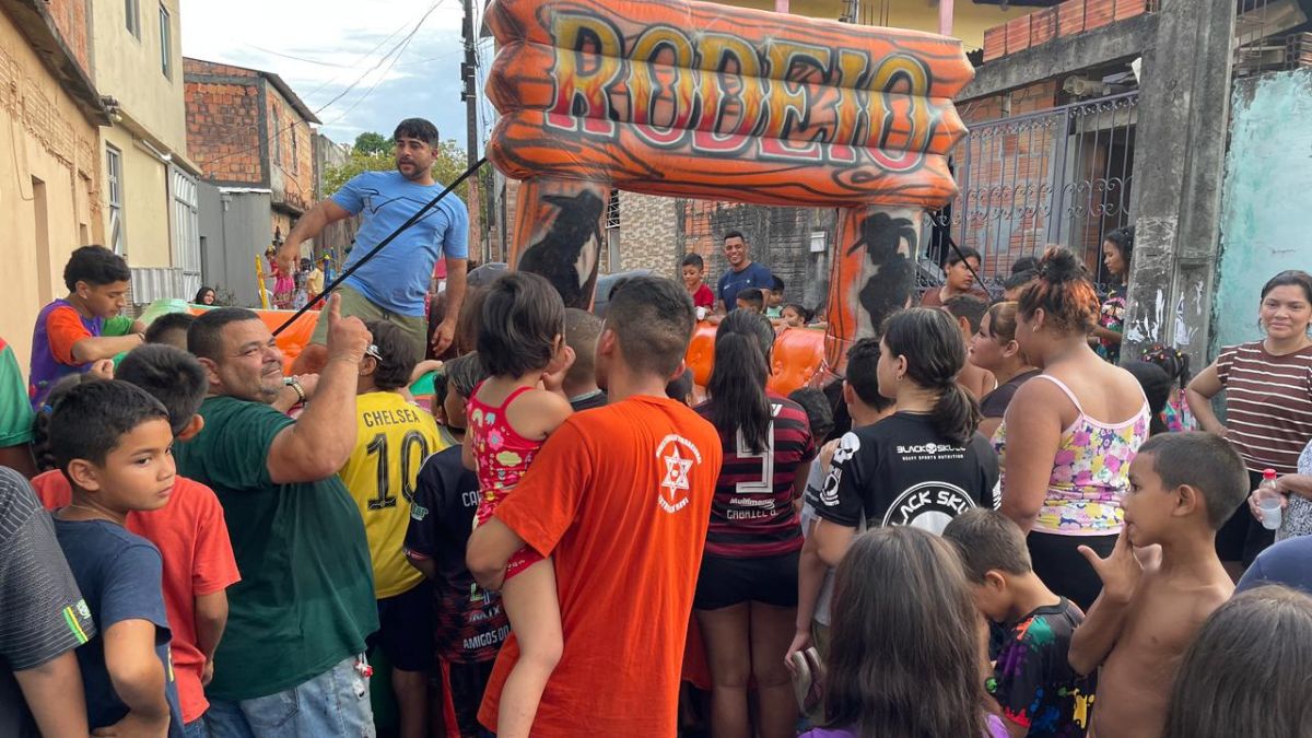 Dione Carvalho participa de festa em homenagem ao Dia das Crianças na Comunidade da Sharp