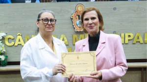 Yomara Lins durante homenagem aos médicos - Foto: Divulgação/Assessoria parlamentar