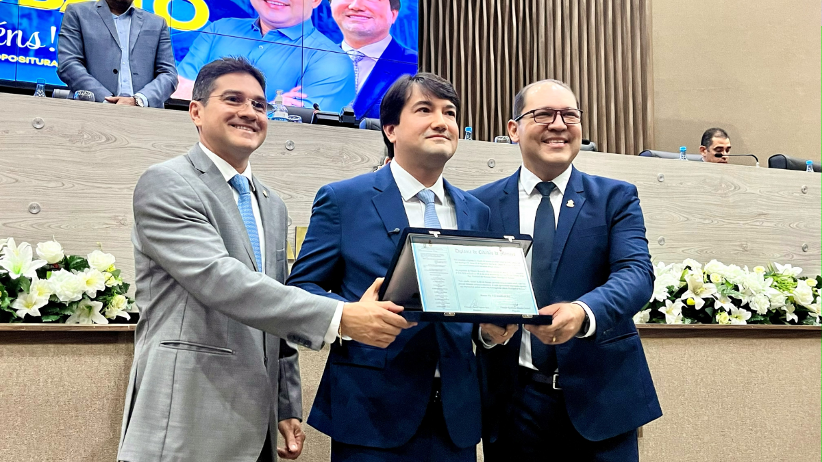 Rosivaldo Cordovil entrega título de Cidadão Manauara a Jender Lobato em cerimônia na CMM
