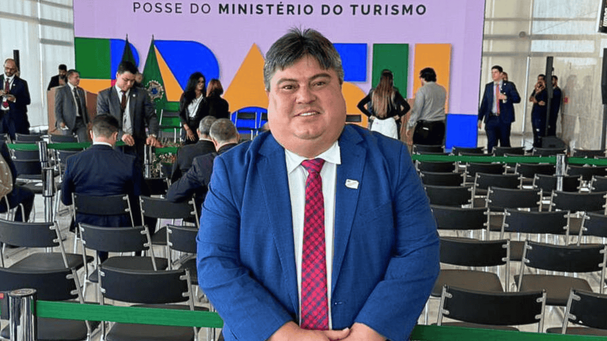Presidente David Reis participa da posse do novo ministro do Turismo em Brasília