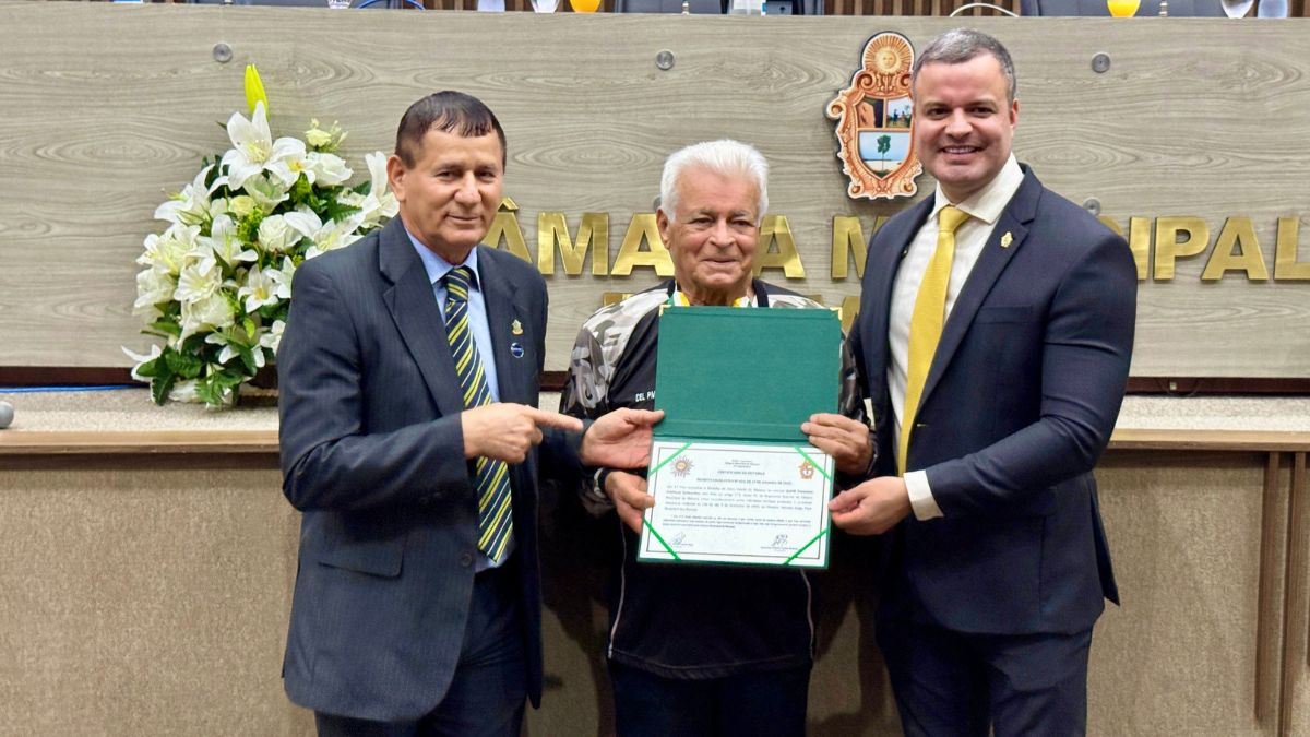 Roberto Sabino entrega Medalha de Ouro Cidade de Manaus ao Coronel Francisco Orleilson