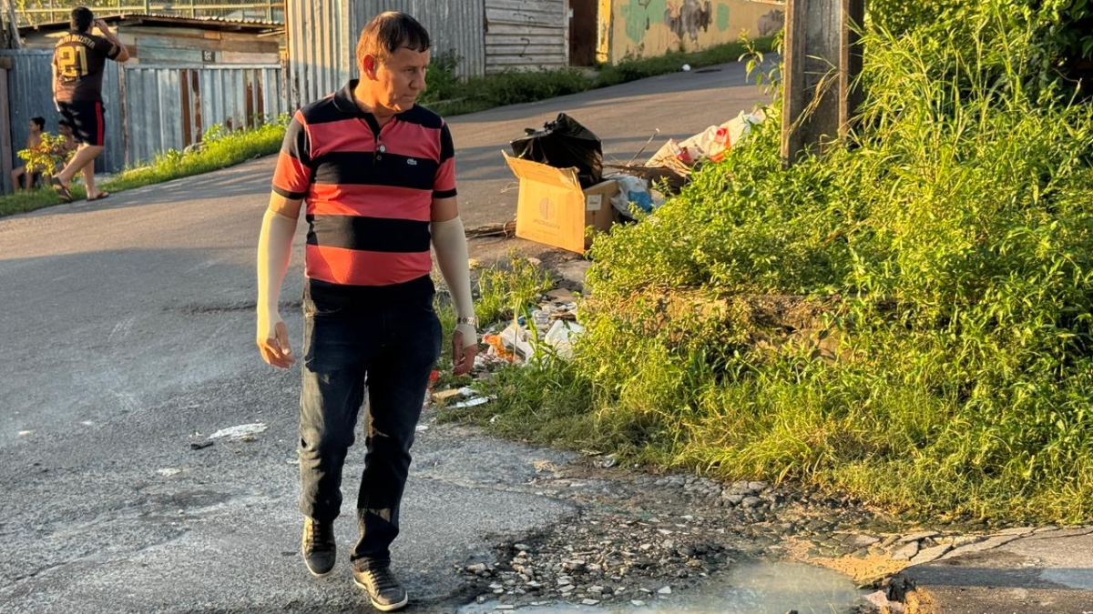 Roberto Sabino visita bairro Petrópolis e solicita serviços para quatro ruas
