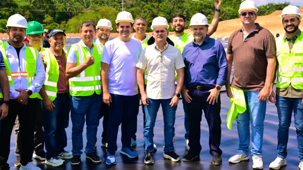 Vereador Eduardo Alfaia e demais parlamentares durante visita às obras do novo aterro sanitário - Foto: Casa Civil/Prefeitura de Manaus