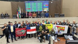 Vereador Jaildo Oliveira (PV) e vigilantes durante tribuna popular - Foto: Divulgação/Assessoria parlamentar