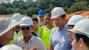Vereador Carlos Pai Amado visita obras do novo aterro - Foto: Divulgação/Assessoria parlamentar