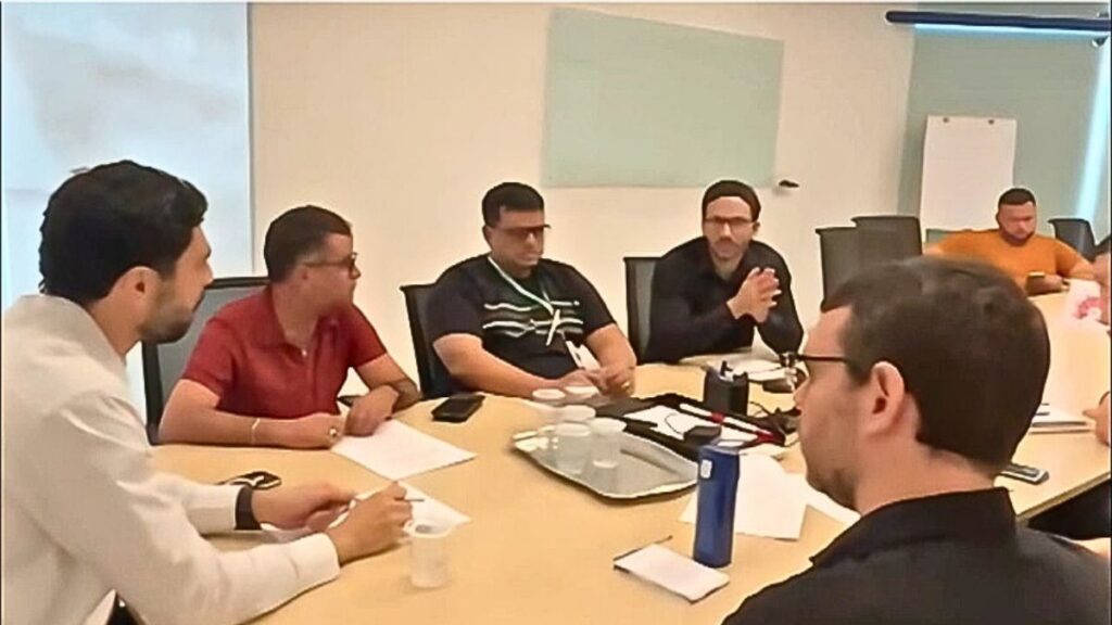 Vereador Raulzinho durante reunião com representantes da concessionária Águas de Manaus para tratar de melhorias nas obras de esgoto da zona Norte – Foto: Divulgação/Assessoria