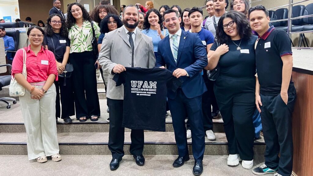 Vereador Saimon Bessa e estudantes participantes da programação - Foto: Paulo César Pantoja/Assessoria parlamentar