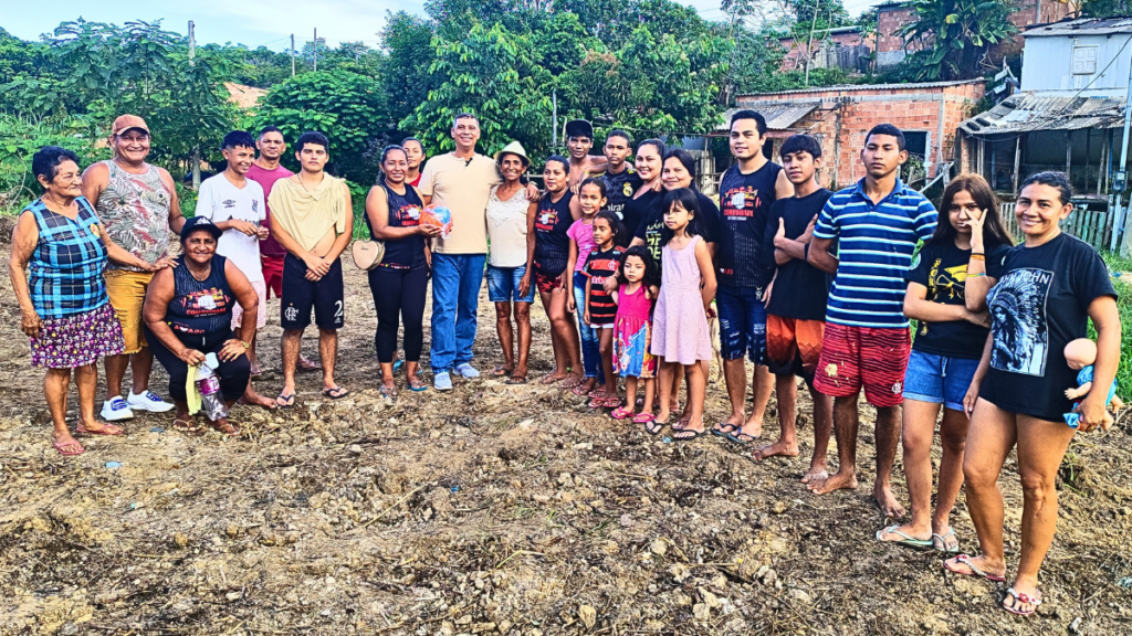 Vereador Carlos Pai Amado e comunitários do Bairro João Paulo - Foto: Anderson Silva/Assessoria
