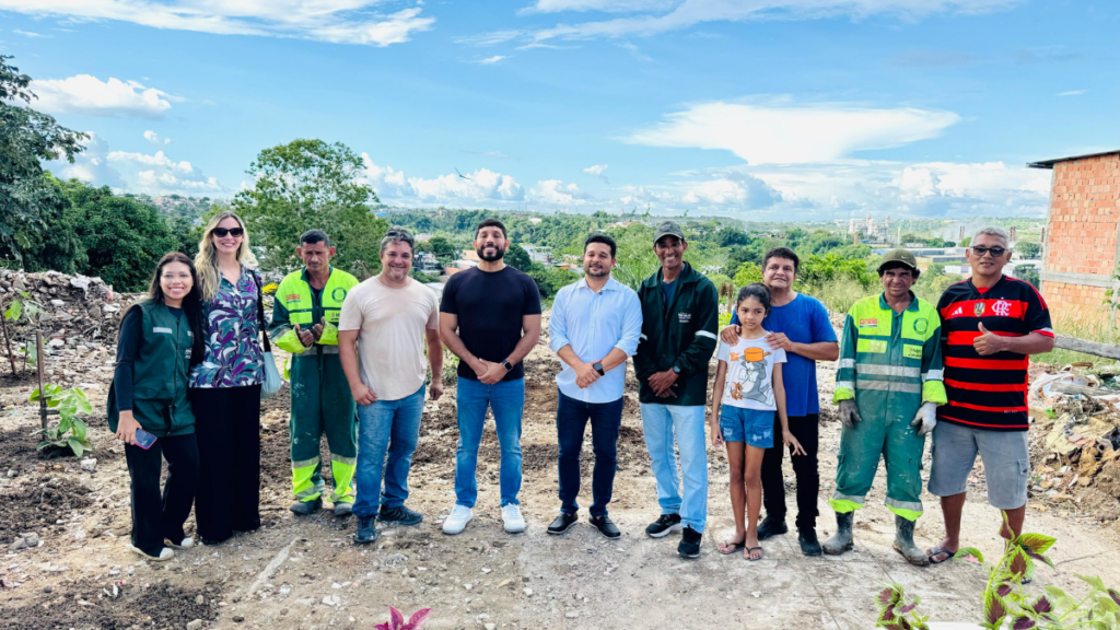 Vereador Dr. Eduardo Assis ao lado de comunitários do bairro Mauazinho - Foto: Divulgação/Assessoria parlamentar