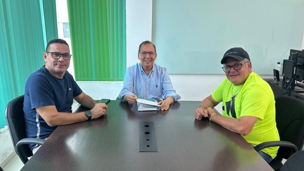 Vereador Jaildo Oliveira (esq.) ao lado de Arnaldo Flores (IMMU) e Givancir Oliveira (Sindicato Rodoviários) - Foto: Divulgação/Assessoria