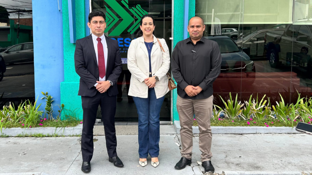 Vereador Sérgio Baré (dir.) ao lado da presidente do Sinfisio AM, Juliane Maury, e o presidente da Aadesam, Guilherme Torres - Foto: Divulgação/Assessoria
