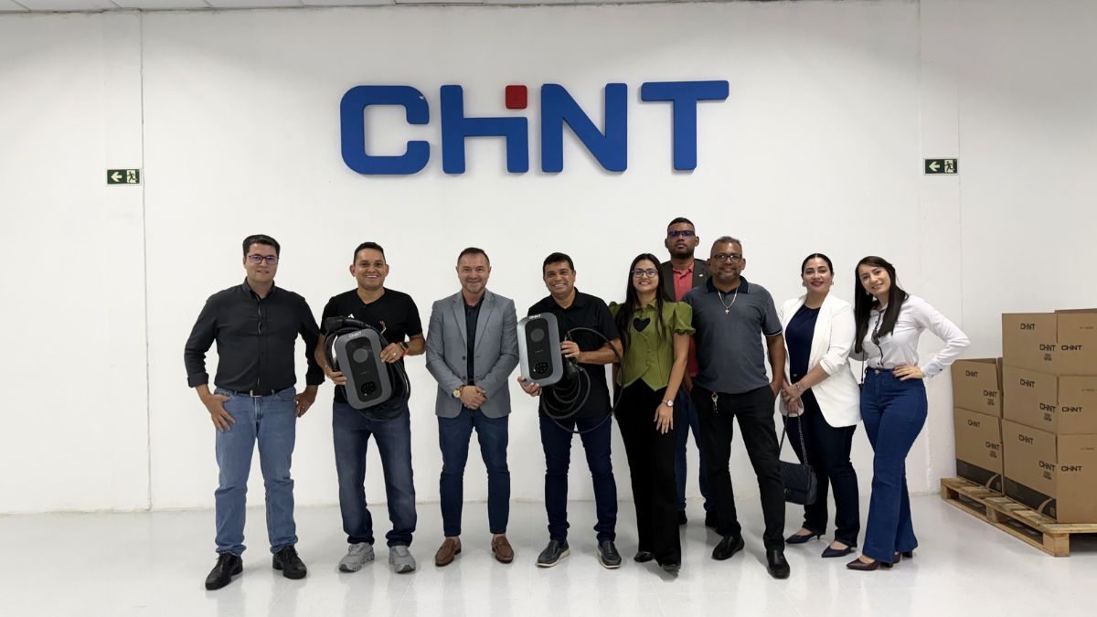 Autor de projeto sobre eletromobilidade, Rodinei Ramos conhece produção de carregadores elétricos na CHINT