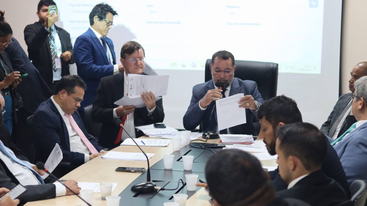 Projeto de Gilmar Nascimento que incentiva uso de vassouras recicláveis na limpeza de espaços públicos é aprovado na CMM