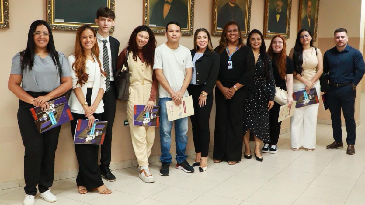 Câmara Municipal de Manaus recebe universitários em visita técnica educativa