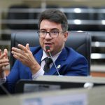 Rodrigo Guedes cobra governador Roberto Cidade sobre o pagamento das data-bases atrasadas dos profissionais da educação do Amazonas