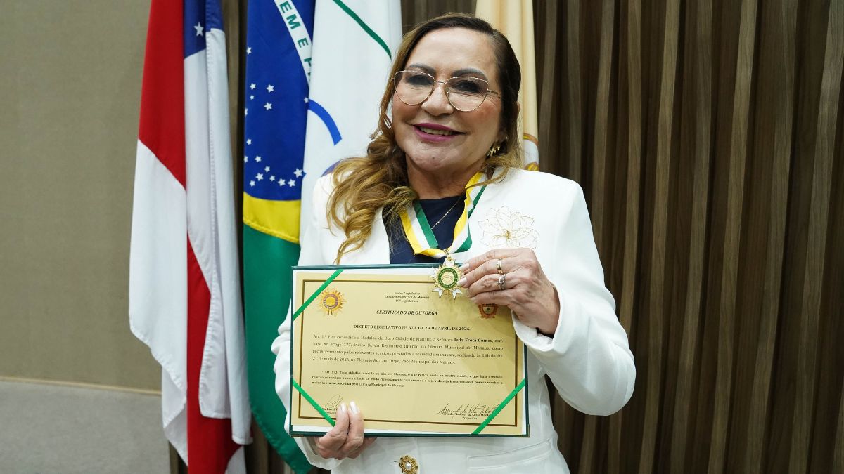 CMM entrega Medalha de Ouro Cidade de Manaus à primeira servidora efetiva homenageada pela Casa