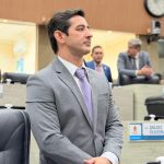 Saimon Bessa pede melhorias nos serviços da Águas de Manaus durante debate sobre saneamento