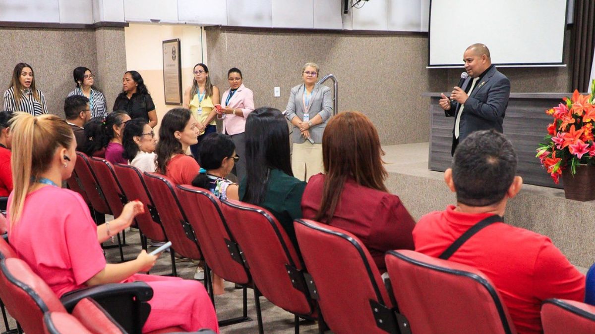 Sérgio Baré recebe idosos da UBS Fábio Couto Valle na Câmara de Manaus e apresenta projeto de proteção a servidores públicos