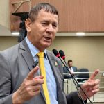 Roberto Sabino reforça defesa da infância em projeto que restringe tratamentos de transição de gênero em menores