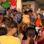 Dione Carvalho leva alegria e momentos especiais para crianças do Armando Mendes, em Manaus